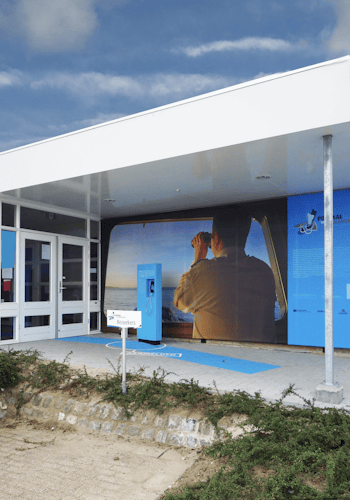 The design of the Info Centre Portaal Van Vlaanderen is an engaging and immersive way to learn about the history and significance of the Terneuzen Canal. Whether you are a sailor, a resident, or simply a curious visitor, you are sure to be captivated by the unique design and the rich history that it celebrates. Exhibition design by Studio Königshausen. 